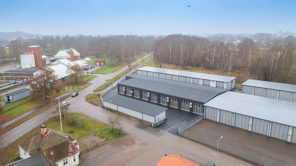 Flygfoto över industriområdet i Sjöstad med raden av industrifack.